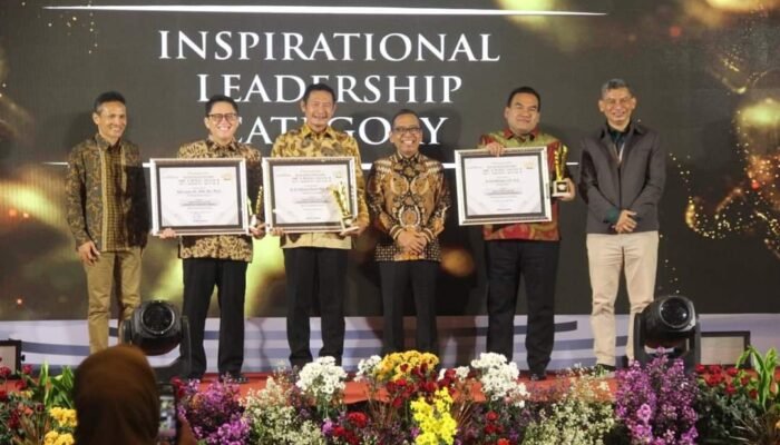 Dinobatkan Sebagai Pemimpin Inspiratif, Pj Bupati Adriyanto Raih Penghargaan