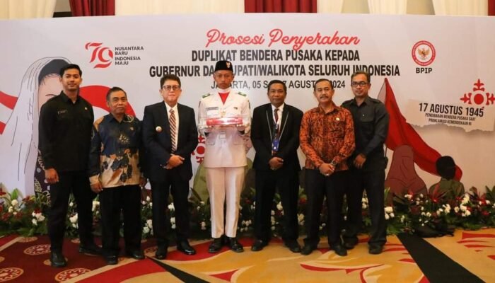 Pj Bupati Bojonegoro Terima Duplikat Bendera Merah Putih Dari BPIP, Akan Dikibarkan Saat Upacara 17 Agustus