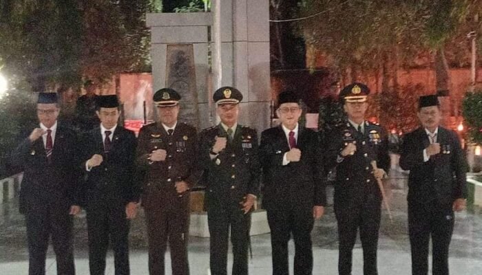 Pj Bupati Bojonegoro dan Forkopimda Ikuti Renungan Suci di TMP, Doakan Para Pahlawan Pejuang Kemerdekaan