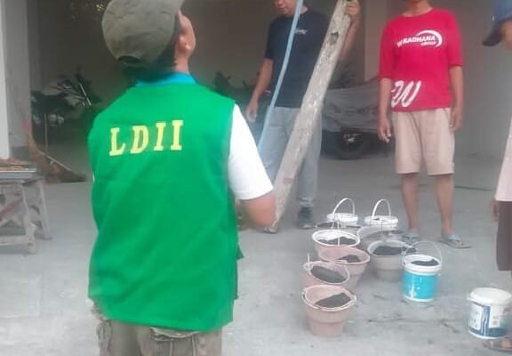 Kerja Bakti Nasional LDII Untuk Negeri, Warga PAC Rungkut Kidul Antusias Bersihkan Lingkungan Masjid