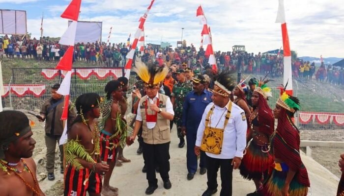 Antisipasi Bencana Kelaparan di Papua Tengah, Menko PMK Resmikan Gudang Logistik