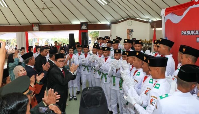 Pj Bupati Adriyanto Mengukuhkan Paskibraka Kabupaten Bojonegoro Tahun 2024