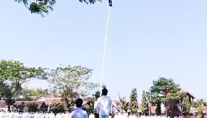 Aksi Nekat Babinsa Posramil Gondang Kodim Bojonegoro Panjat Tiang Bendera