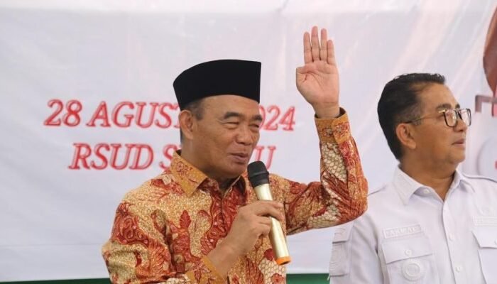 Menko PMK Dialog Dengan Masyarakat Penerima Pembagian Makanan Tambahan