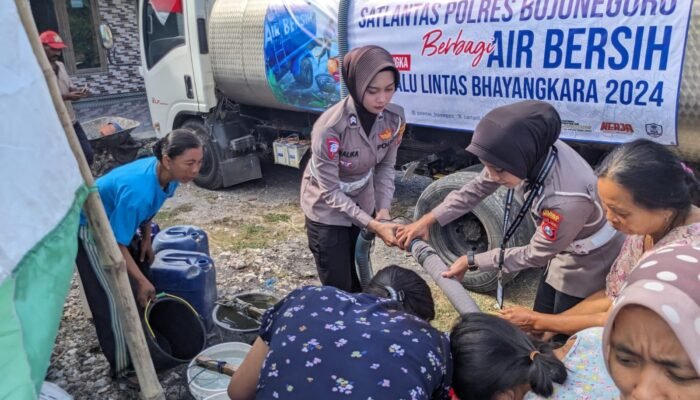 Jelang HUT Lantas 2024, Satlantas Bojonegoro Salurkan 10 Ribu Liter Air Bersih