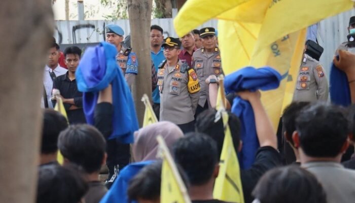 Kapolres Mario Pimpin Langsung Pengamanan Demo Mahasiswa di Gedung DPRD Bojonegoro