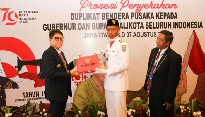 Pj Bupati Bojonegoro Terima Duplikat Bendera Pusaka Jelang Peringatan HUT RI ke- 79
