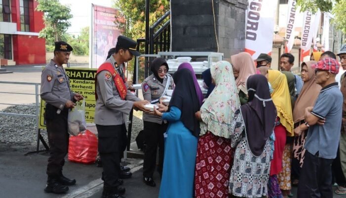 Sarapan Gratis, Polres Bojonegoro Bagikan Puluhan Nasi Kotak