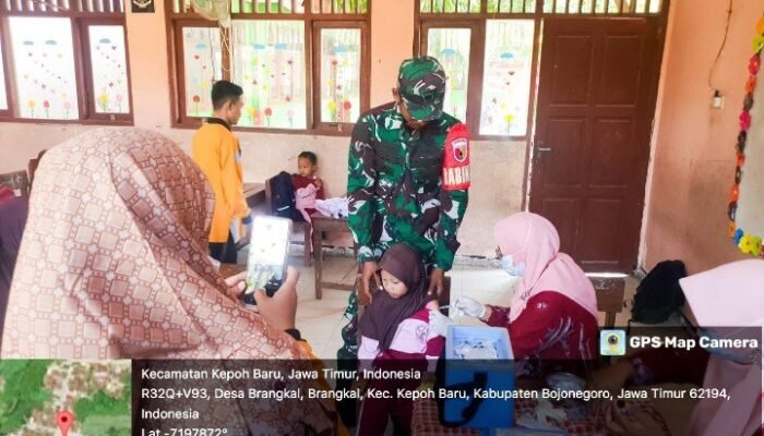 Babinsa Koramil Kepohbaru Bojonegoro Dampingi Kegiatan Imunisasi Campak