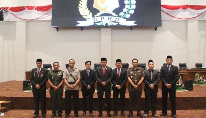 Mendengarkan Pidato Kenegaraan Presiden RI, di Rapat Paripurna DPRD Bojonegoro