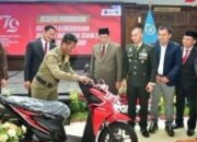 Tali Bendera Putus, Satpolpp Lamongan Ini Nekat Panjat Tiang