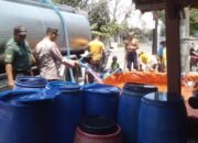 Tanggapi Keluhan Warga, Polsek dan Koramil Ngasem Berikan Bantuan Air Bersih