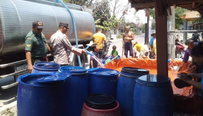 Tanggapi Keluhan Warga, Polsek dan Koramil Ngasem Berikan Bantuan Air Bersih