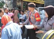 Dalam Upaya Cooling System, Polres Bojonegoro Bagikan Nasi Kotak untuk Warga