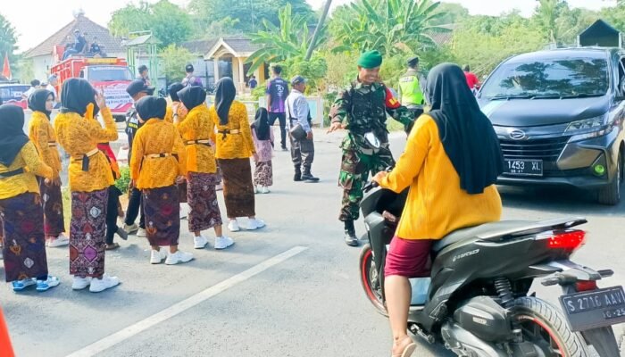 Babinsa Jamberejo Koramil  Kedungadem berikan Pengamanan Jalan Sehat