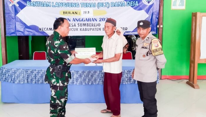 Babinsa Sumberejo Koramil Trucuk Bojonegoro dampingi Giat Penyaluran BLT-DD*