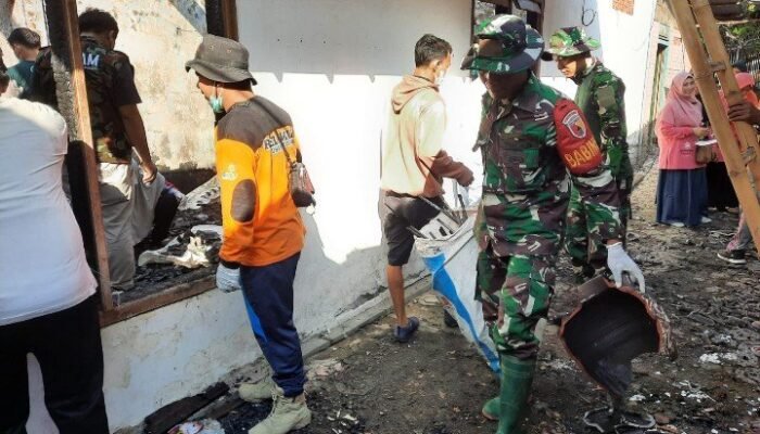 Gotong-royong Bersihkan Puing-puing Akibat Kebakaran di Desa Drokilo