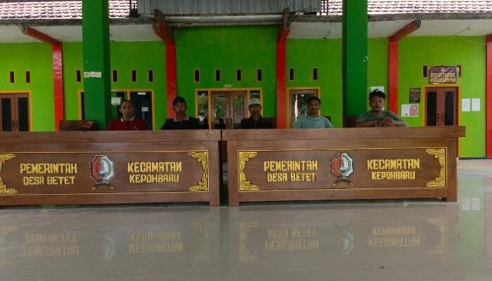 Krisis Air Bersih, Beberapa Warga Desa Betet Kepohbaru Datangi Balai Desa