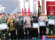 Bhabinkamtibmas Polres Bojonegoro dan Tiga Pilar Kelurahan Karangpacar Terima Anugerah Patriot Jawi Wetan II