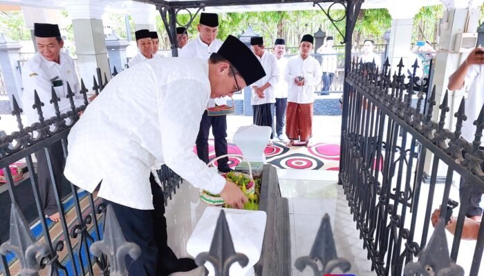 Penuh Khidmat, Pj Bupati Bojonegoro dan Rombongan Ziarah di Makam Haryo Matahun