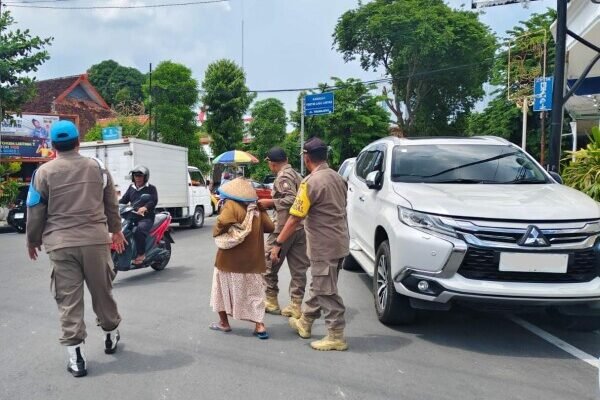 Gelar Patroli Satpol PP Bojonegoro, Tertibkan Pengemis di Traffic Light Perempatan Jalan Panglima Sudirman