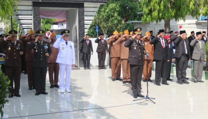 Pj Bupati Bojonegoro dan Forkopimda Ziarah ke TMP, Refleksi Perjuangan Besar Para Pahlawan