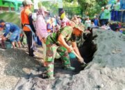 Babinsa Koramil Kanor Bojonegoro dan Warga Tambahrejo Cor Dek Lantai 2 Gedung MI Islamiyah