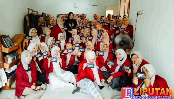 Mahasiswa STITMUBO Belajar Karya Lukis Kain Jonegoroan