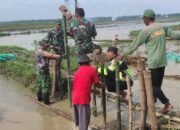 Babinsa Koramil Baureno Bojonegoro bantu Perbaiki Tanggul Jebol di Kali Simo Sumuragung