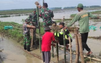 Babinsa Koramil Baureno Bojonegoro bantu Perbaiki Tanggul Jebol di Kali Simo Sumuragung