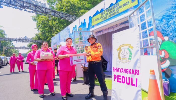 Bhayangkari Cabang Bojonegoro Berikan Dukungan Moril kepada Petugas Pengamanan Nataru 2024