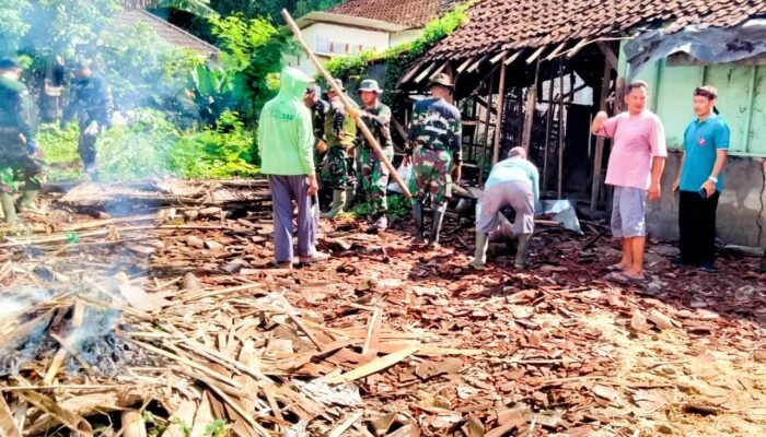 Babinsa Koramil Sugihwaras Bojonegoro bersama Warga bersih-bersih Reruntuhan Rumah di Metales