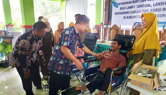 Pemkab Bojonegoro Salurkan Bansos Bagi Lansia dan Penyandang Disabilitas