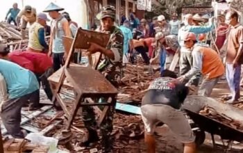 Babinsa Koramil Kepohbaru Bojonegoro dan Warga Gotong Royong bersihkan Reruntuhan Gedung SDN Pejok