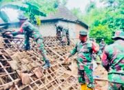 Babinsa Kepohbaru Bojonegoro dan Warga, Gotong Royong Membersihkan Material Rumah Roboh di Desa Brangkal