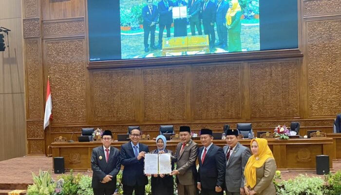 Rapat Paripurna Penetapan Pasangan Terpilih Bupati dan Wakil Bupati  Setyo Wahono dan Nurul Azizah.