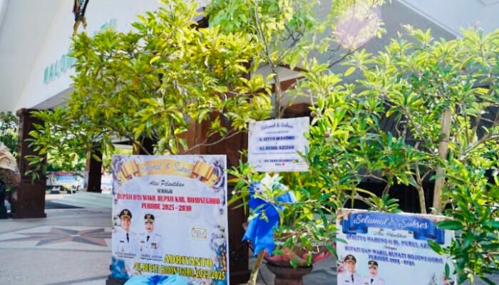 Wow, Ucapan Selamat Dalam Bentuk Pohon Hidup, Menghiasi Halaman Pendopo Malowopati