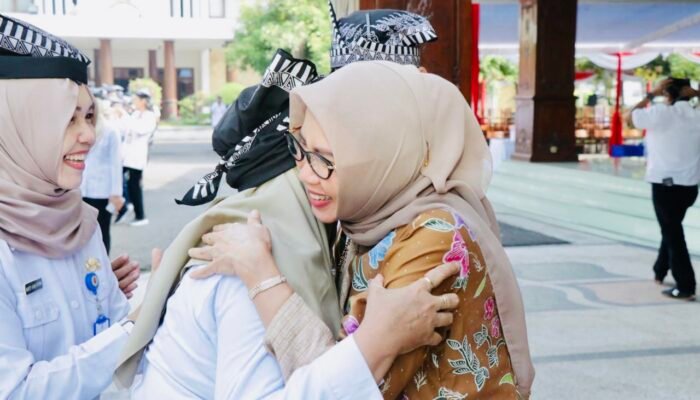 Momen Perpisahan yang Haru dalam Apel Pagi di Bojonegoro