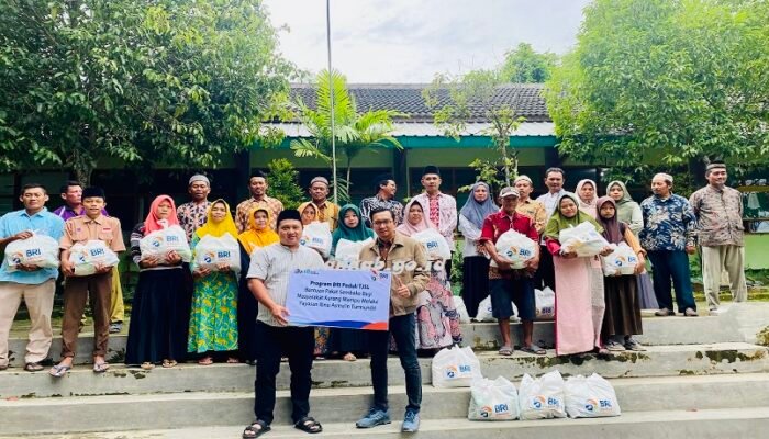 BRI Tuban Serahkan 1.000 Paket Sembako untuk Warga Kurang Mampu