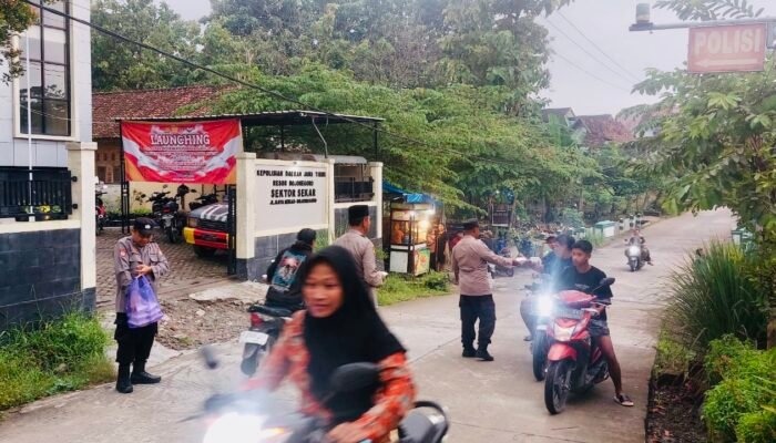 Momen Berbagi Takjil oleh Polsek Sekar di Bulan Ramadhan 1446 H