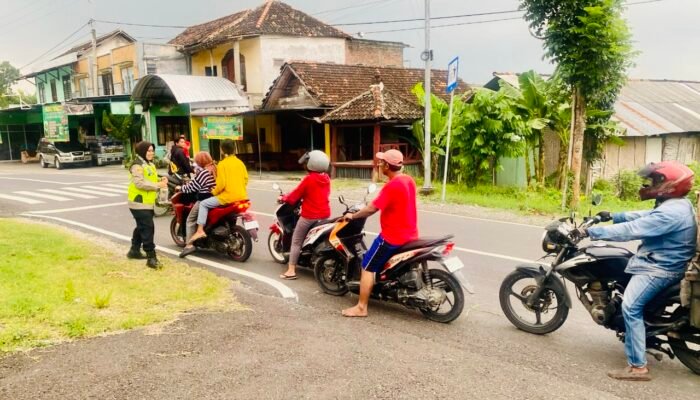 Aksi Sosial Polsek Temayang: Berbagi Takjil di Bulan Ramadhan