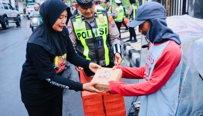 Polres Bojonegoro Bagikan Takjil dan Sosialisasikan Layanan Darurat 110