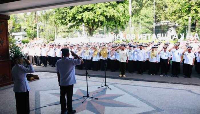 Setyo Wahono Memimpin Apel Bersama ASN di Halaman Pendopo
