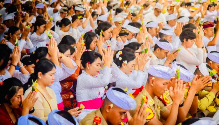 Upacara Melasti dan Peran Pangkoarmada II dalam Memperkuat Kebhinekaan