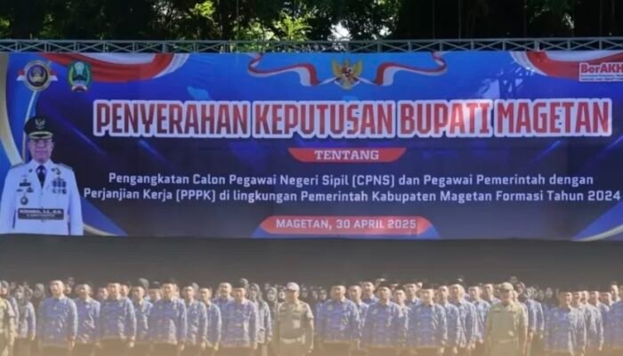Pj Bupati Magetan Nizhamul Serahkan SK kepada CPNS dan PPPK