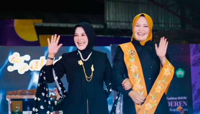 Wakil Bupati Bojonegoro Perkenalkan Batik PDH di Fashion Show Kebaya Modern