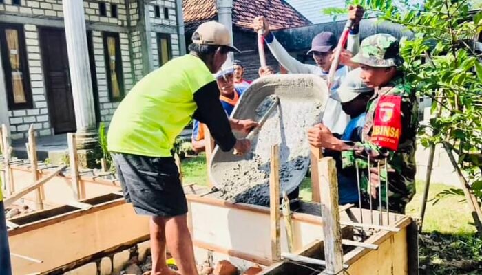Karya Bakti TNI Bersama Masyarakat: Pengecoran Pondasi Musholla di Margoagung