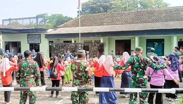 Kunjungan Siswa TK Miftakhul Ulum  ke Koramil Sumberrejo