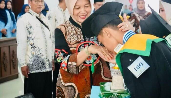 Nurul Azizah Hadiri Wisuda Santri LPPTKA-BKPRMI Bojonegoro