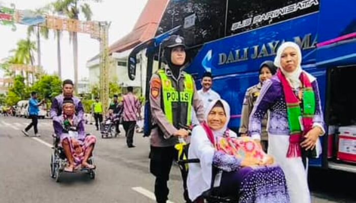 Polwan Bojonegoro Dampingi Calon Haji Lansia Menuju Bus